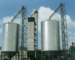 內(nèi)循環(huán)式糧食干燥機工作現(xiàn)場圖